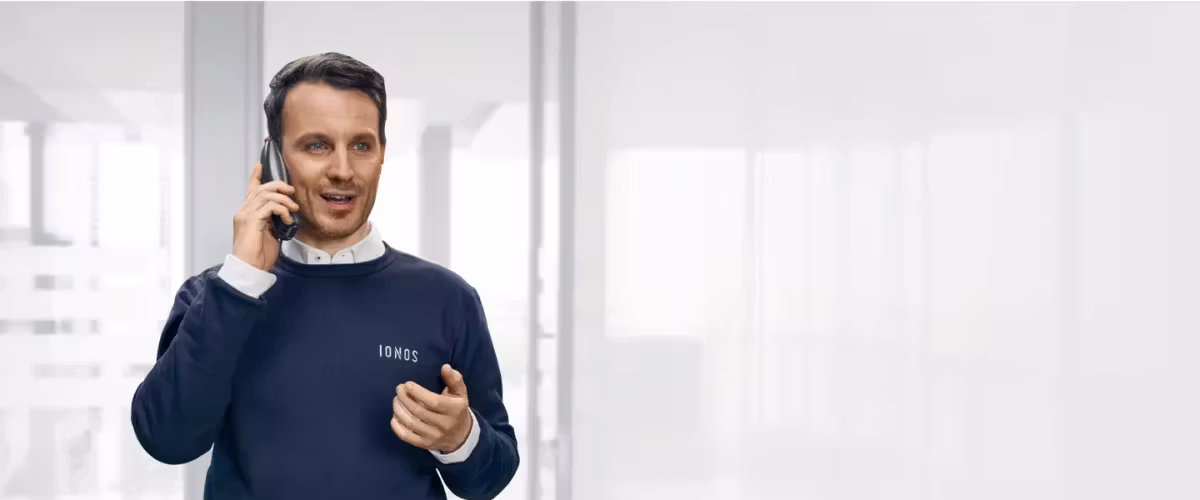Mitarbeiter telefoniert, daneben Auszeichnungen „Kundenservice des Jahres 2026“ und „European Contact Centre Awards 2023 Highly Commended“.